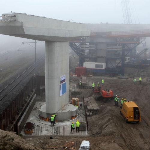 75b. Indraaien dwarsligger- hangt deels boven de goederenspoorlijn.JPG