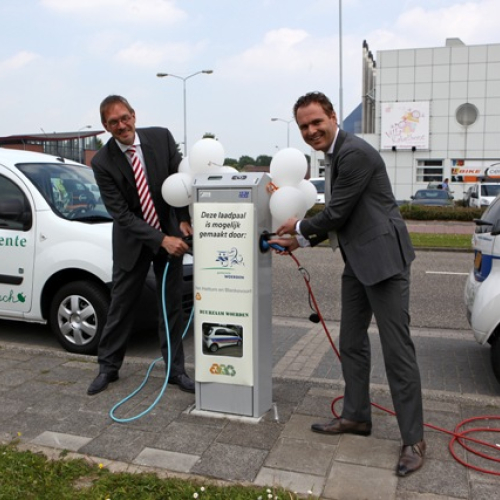 Auto's aansluiten aan de laadpaal.jpg