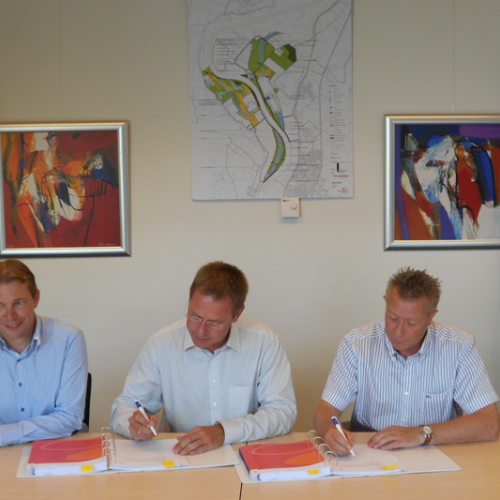 130725 ondertekening Olst 01.png