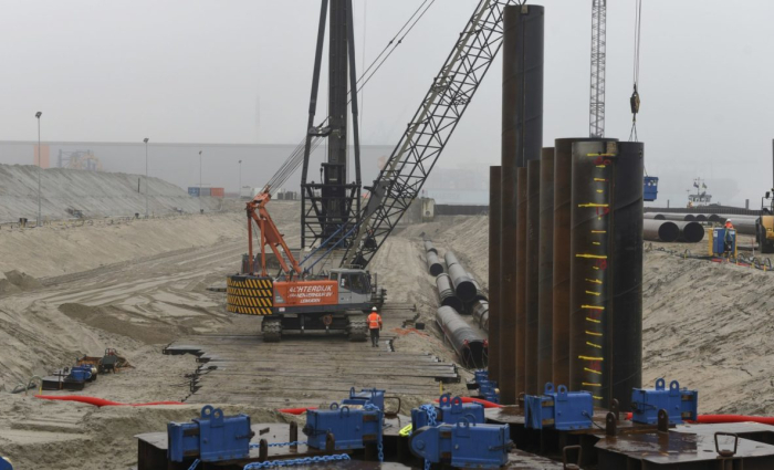 Verlenging-kademuur-bij-SIF-Group-op-Rotterdam-Maasvlakte-Ries-van-Wendel-de-Joode-scaled-e1612539037724-1280x720.jpg