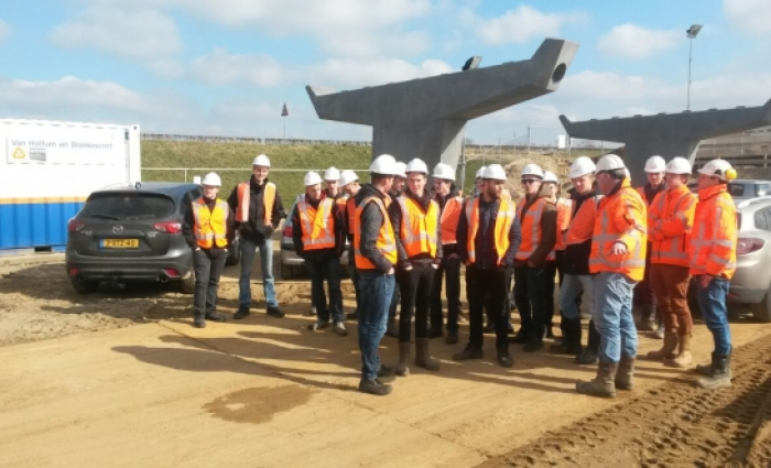 studenten maken kennis met de uitvoerende bouw.jpg