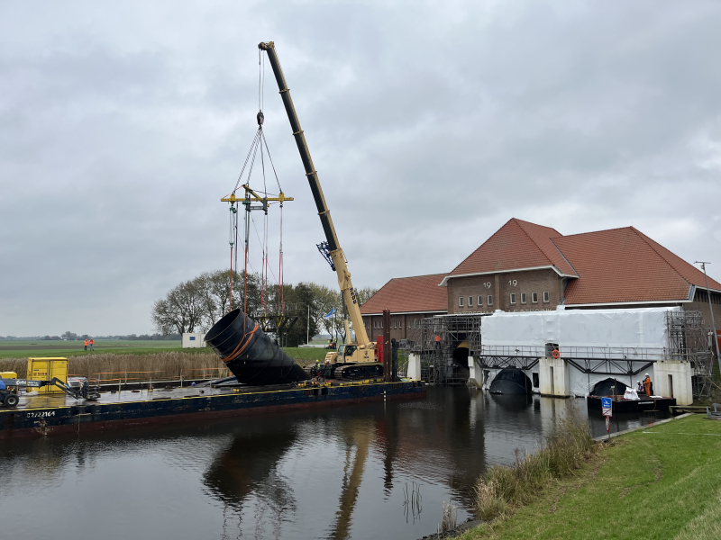 Gemaal Stroink - Hijsen buis