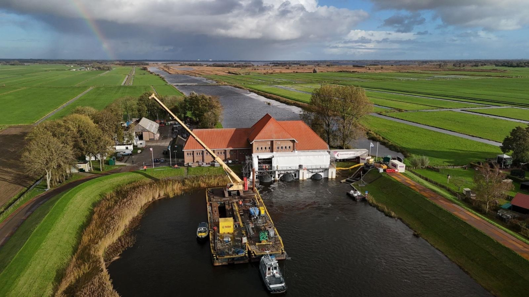 Gemaal Stroink - Hijsen persbuis