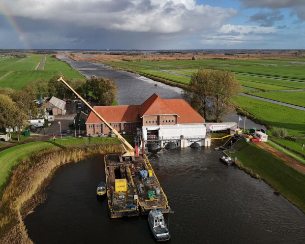 Gemaal Stroink - Hijsen persbuis