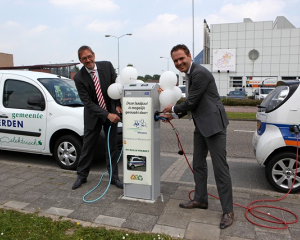 Auto's aansluiten aan de laadpaal.jpg