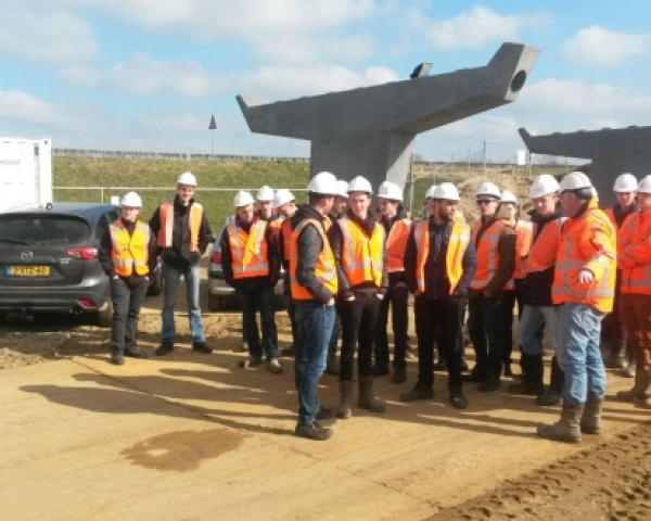 studenten maken kennis met de uitvoerende bouw.jpg