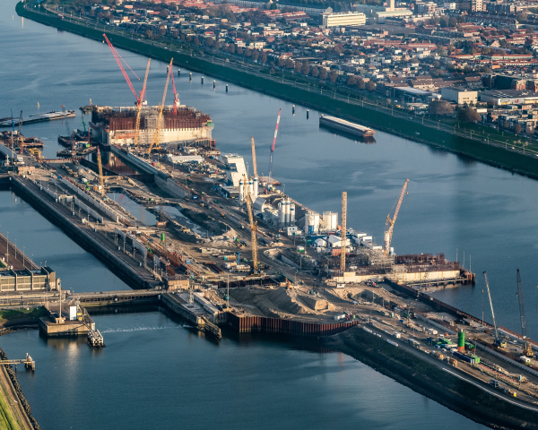 Overzichtsfoto nieuwe zeesluis met afgezonken deurkas Bron Topview Luchtfotografie.jpg