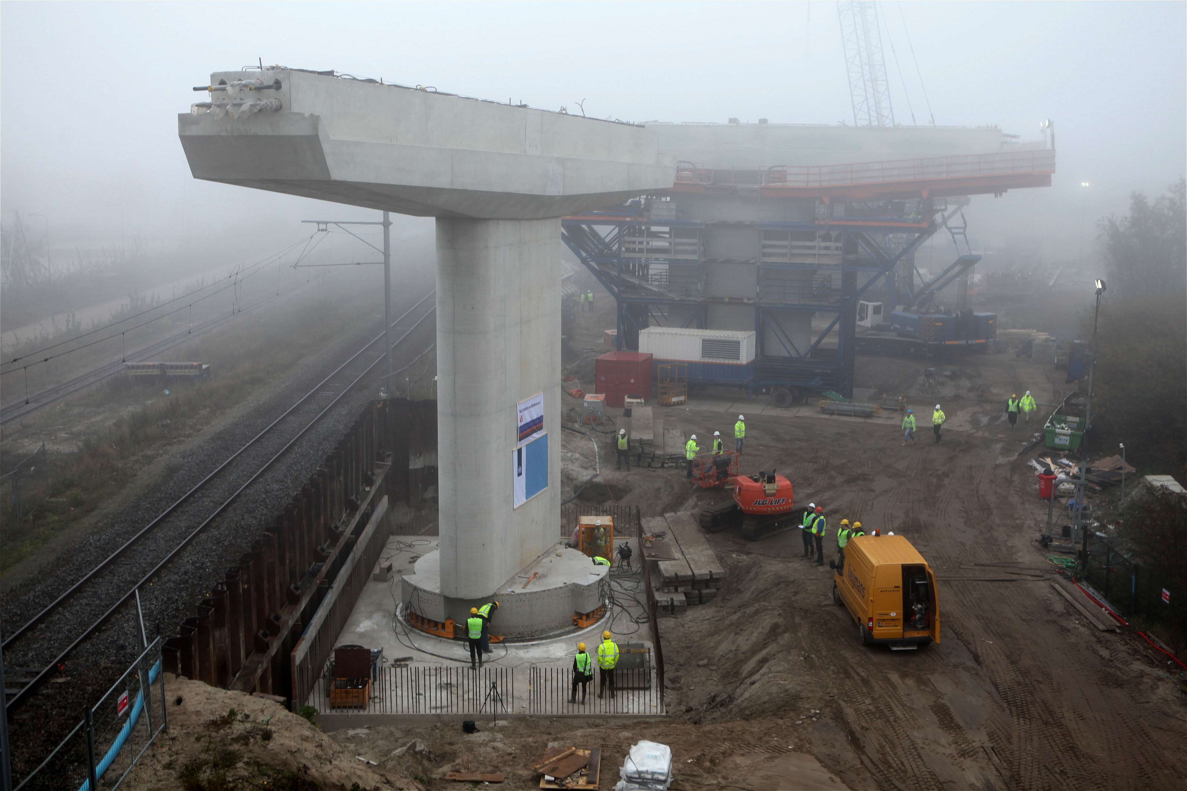 75b. Indraaien dwarsligger- hangt deels boven de goederenspoorlijn.JPG