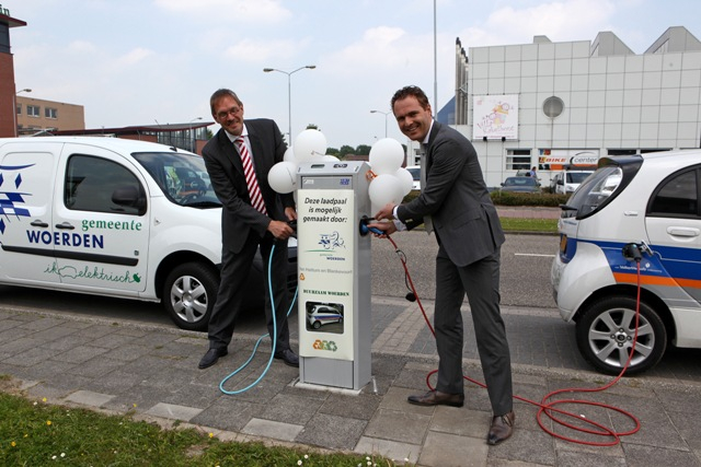 Auto's aansluiten aan de laadpaal.jpg