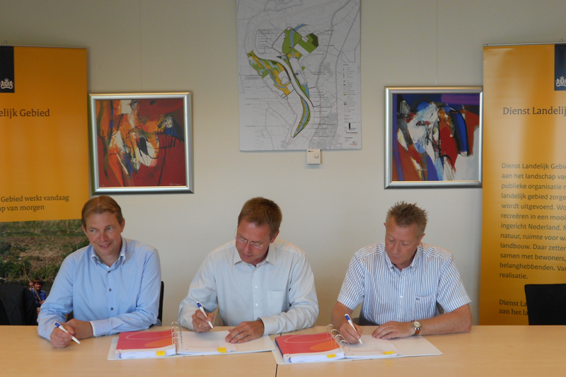 130725 ondertekening Olst 01.png