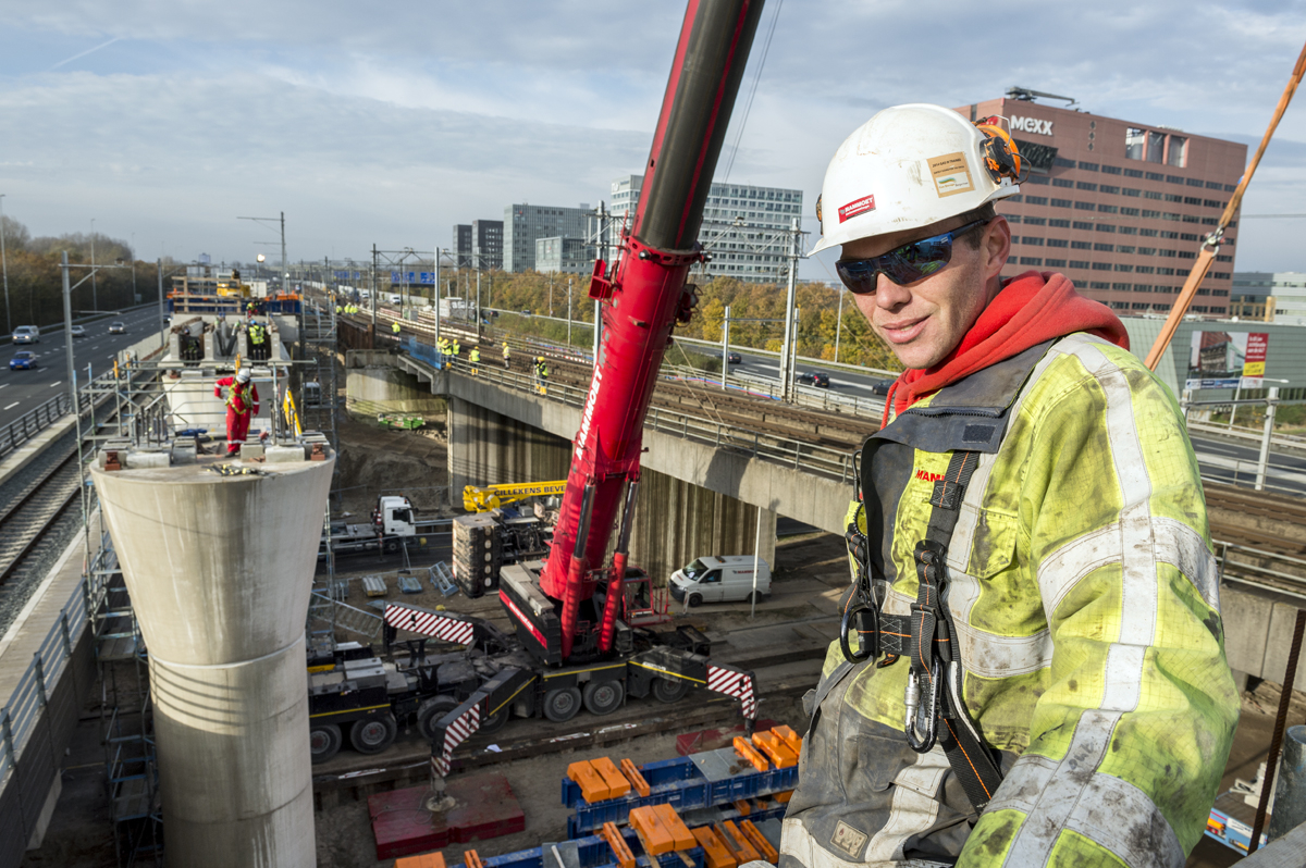 Mederwerker op voorgrond.jpg
