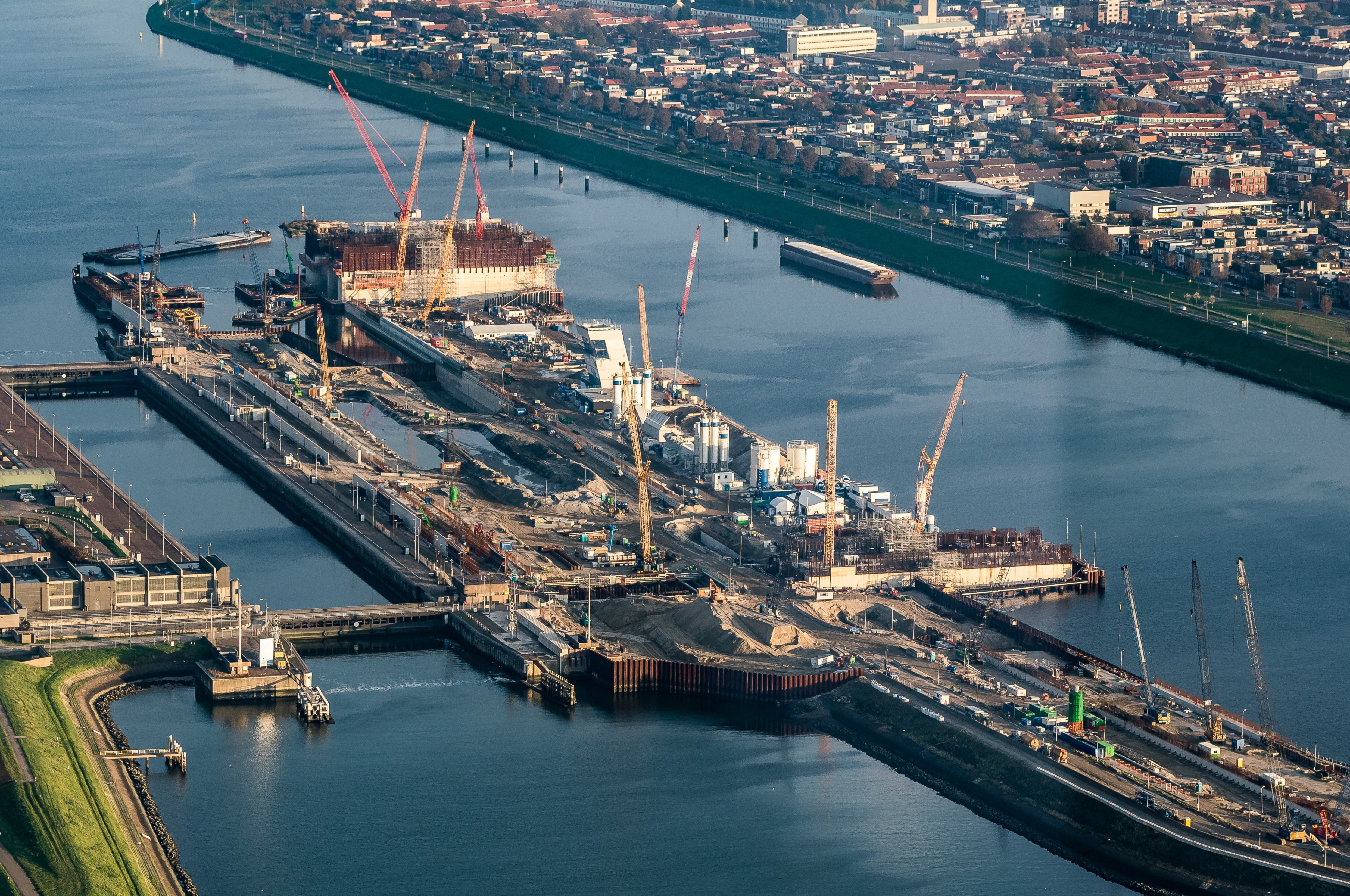 Overzichtsfoto nieuwe zeesluis met afgezonken deurkas Bron Topview Luchtfotografie.jpg